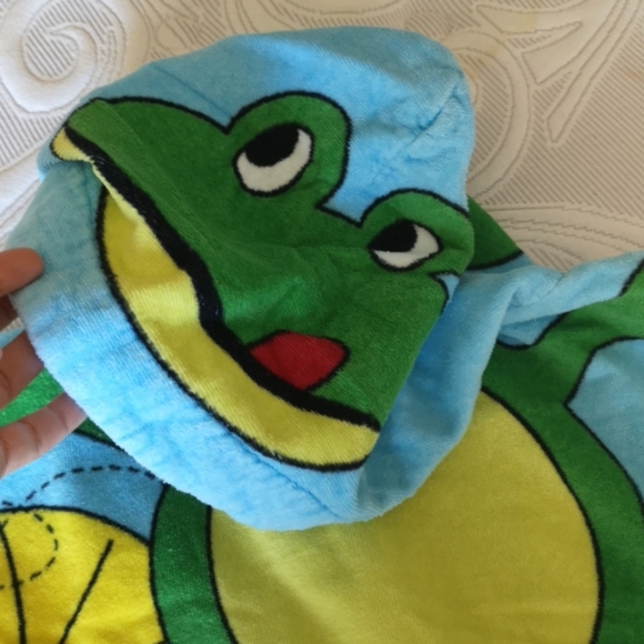 Froggie beach/pool towel with hood for toddler - Picture 3 of 7
